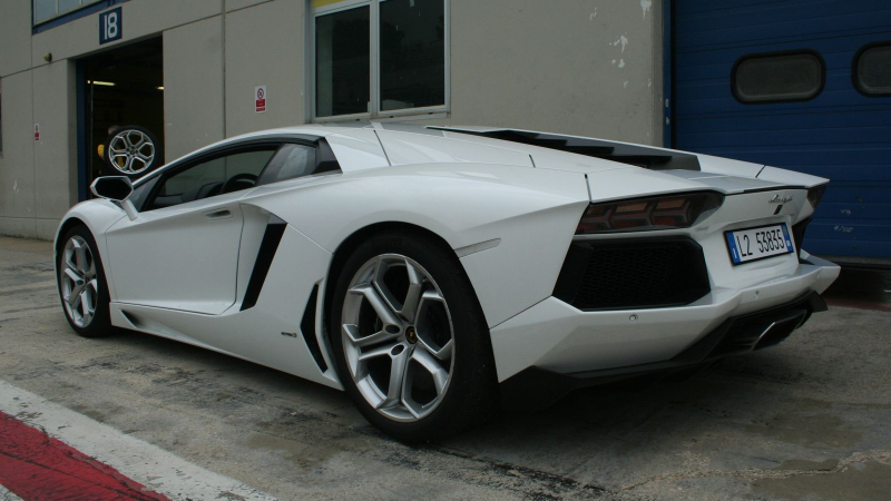 Illustration for article titled Lamborghini Aventador LP-700 at Vallelunga